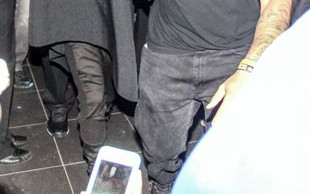 Justin Bieber wymyka się z BURDELU (FOTO)