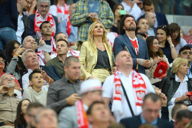 Anna Lewandowska i inni kibicują podczas meczu Polska-Rumunia