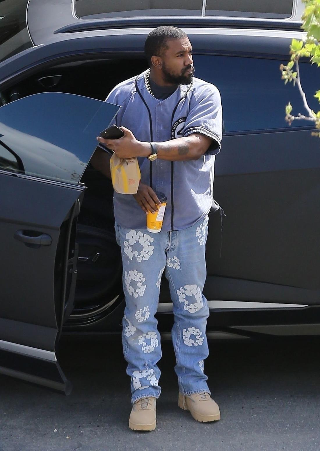 Kanye West wysiada z samochodu