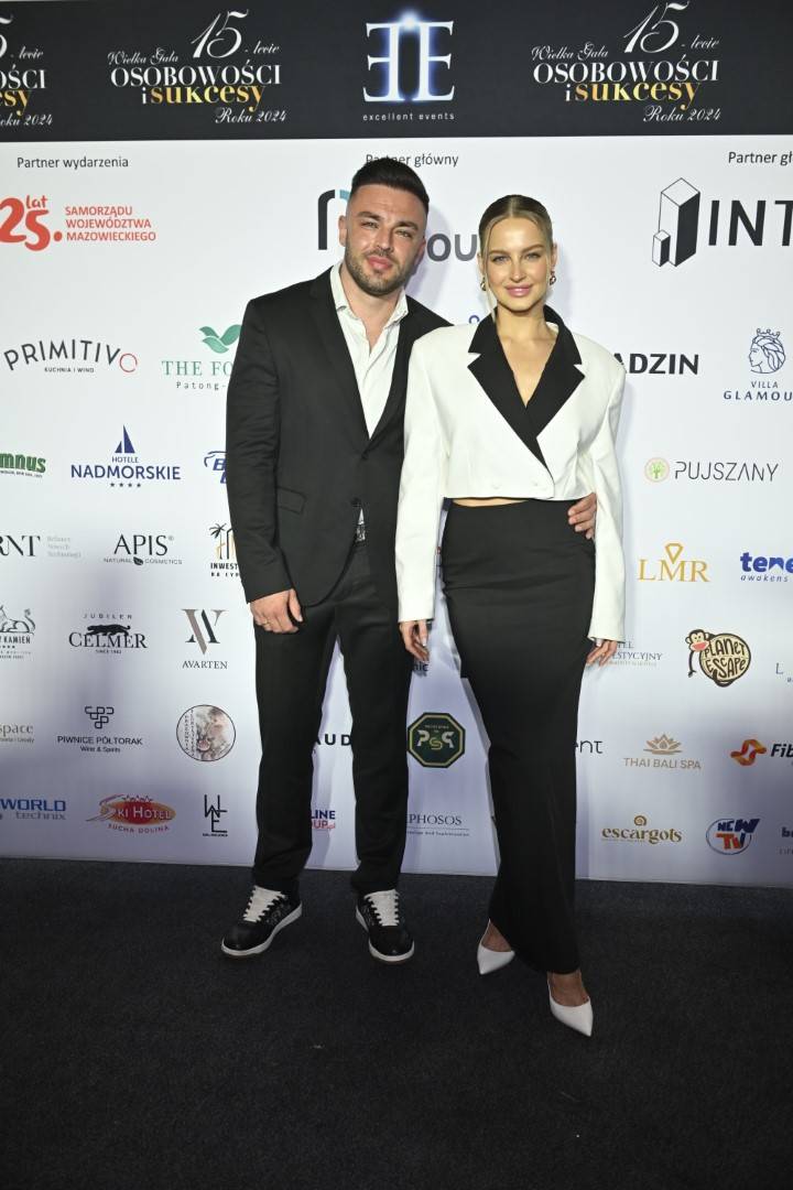 Gala Osobowości i Sukcesy: Doda założyła sukienkę na kombinezon, dawno niewidziana Karolina Pisarek z mężem