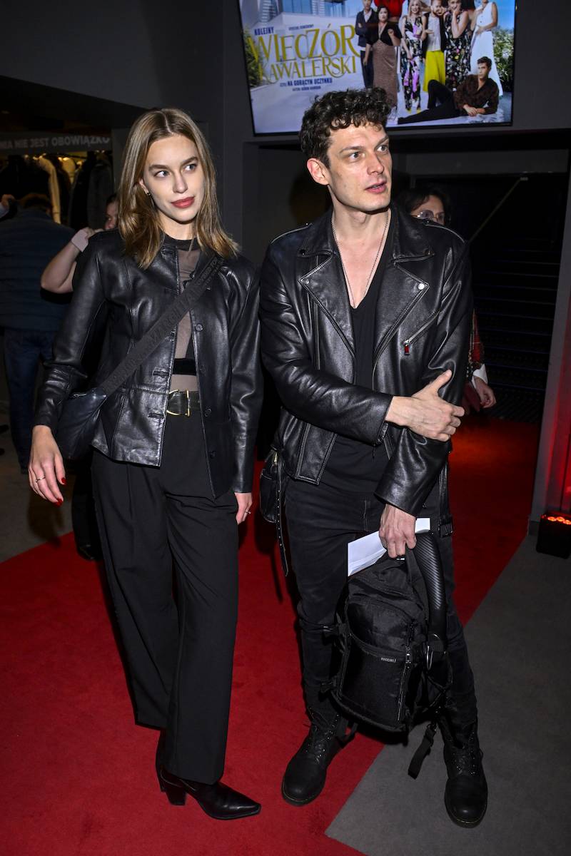 Premiera sztuki “Jutro będzie futro”. Mikołaj Krawczyk, Tomasz Oświeciński, Trybson ze swoimi żonami…