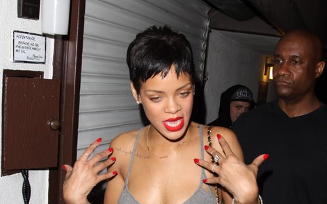 Rihanna w nocy w studiu nagrań