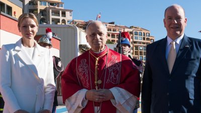 Złamała protokół? “Najsmutniejsza księżna” na spotkanie z papieżem nie ubrała się na czarno