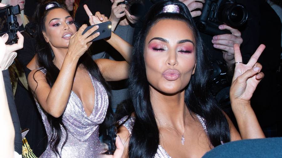 Kim Kardashian na pokazie VERSACE w liliowej SEXY mini