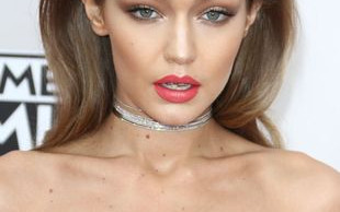 Gigi Hadid założyła TĘ suknię na rozdanie AMA’s. Wszyscy mówią tylko o niej!