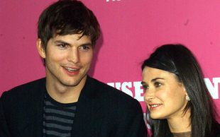 Ashton Kutcher depiluje sobie klatę (VIDEO)