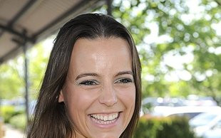 Mucha zmieniała dziecku pieluchę na stole, na stacji Orlenu