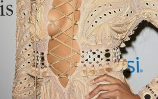 Ciara w bikini pluska się w oceanie