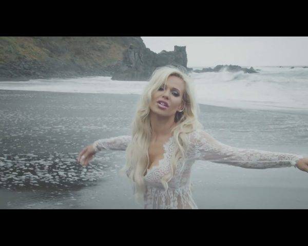 Doda w teledysku Nie pytaj mnie