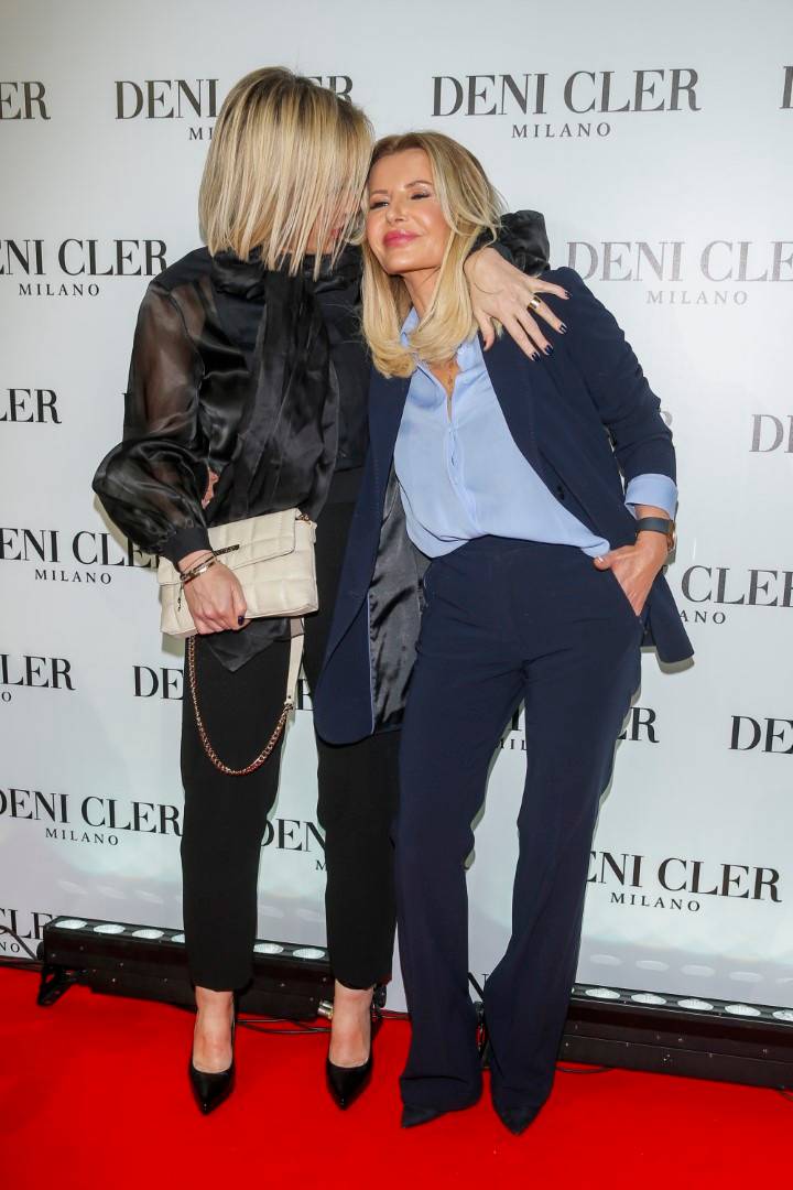 Pokaz Deni Cler: Joanna Racewicz CAŁUJE SIĘ z Małgorzatą Ohme niczym Madonna z Britney Spears!