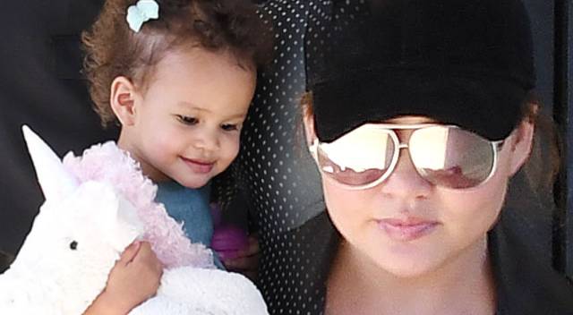 Gdzie się podział ciążowy brzuszek Chrissy Teigen?!