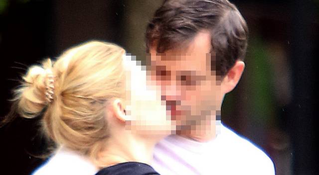 Ciężarna Clarie Danes z mężem czule się całują