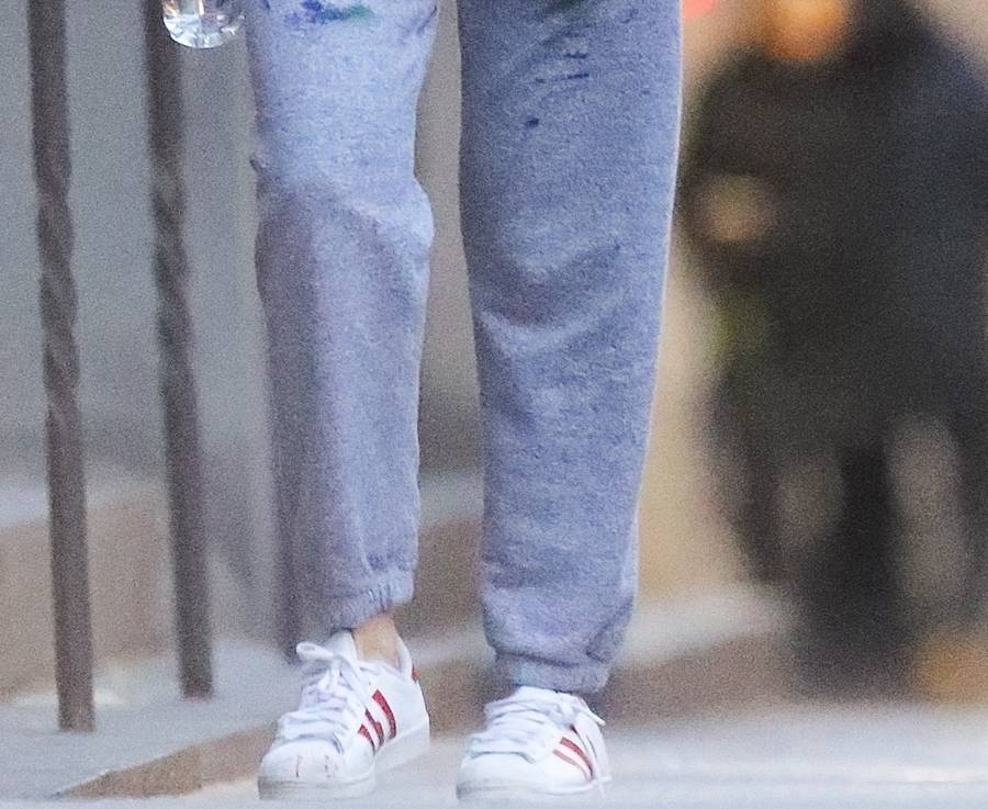 Katie Holmes w dresie i rozczochranych włosach spaceruje ulicami Nowego Yorku