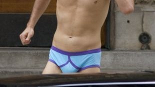 Russell Brand w samych gatkach