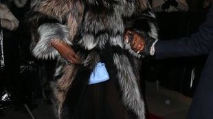 Dziwne łaty na głowie Naomi Campbell (FOTO)