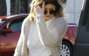 Kylie Jenner zrobiła sobie tatuaż pod biustem? (FOTO)