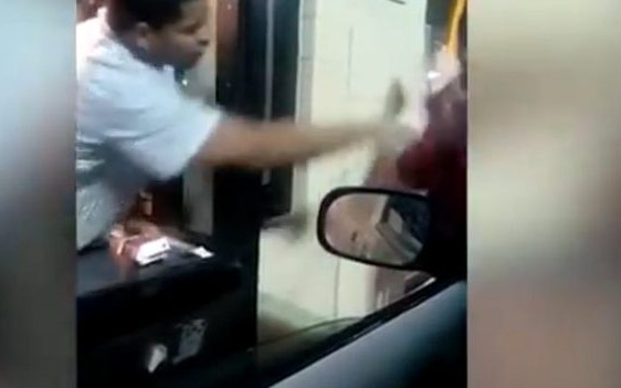 Sprzedawca w McDonald oblał wodą bezdomnego