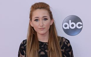 Siostra znanej gwiazdy też chce błyszczeć na salonach (FOTO)