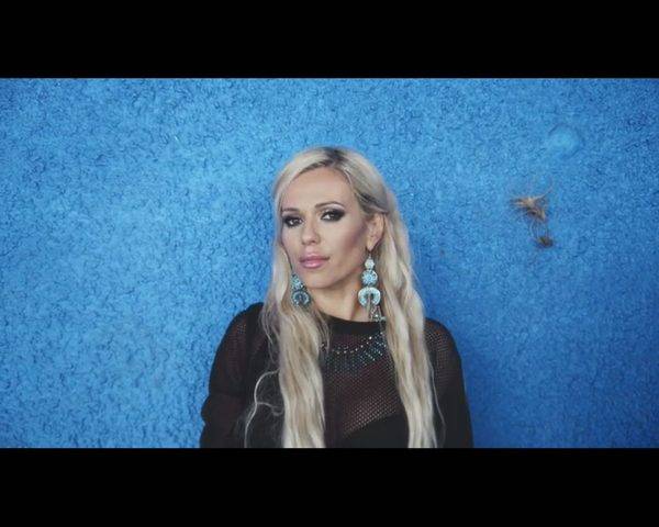 Doda w teledysku Nie pytaj mnie