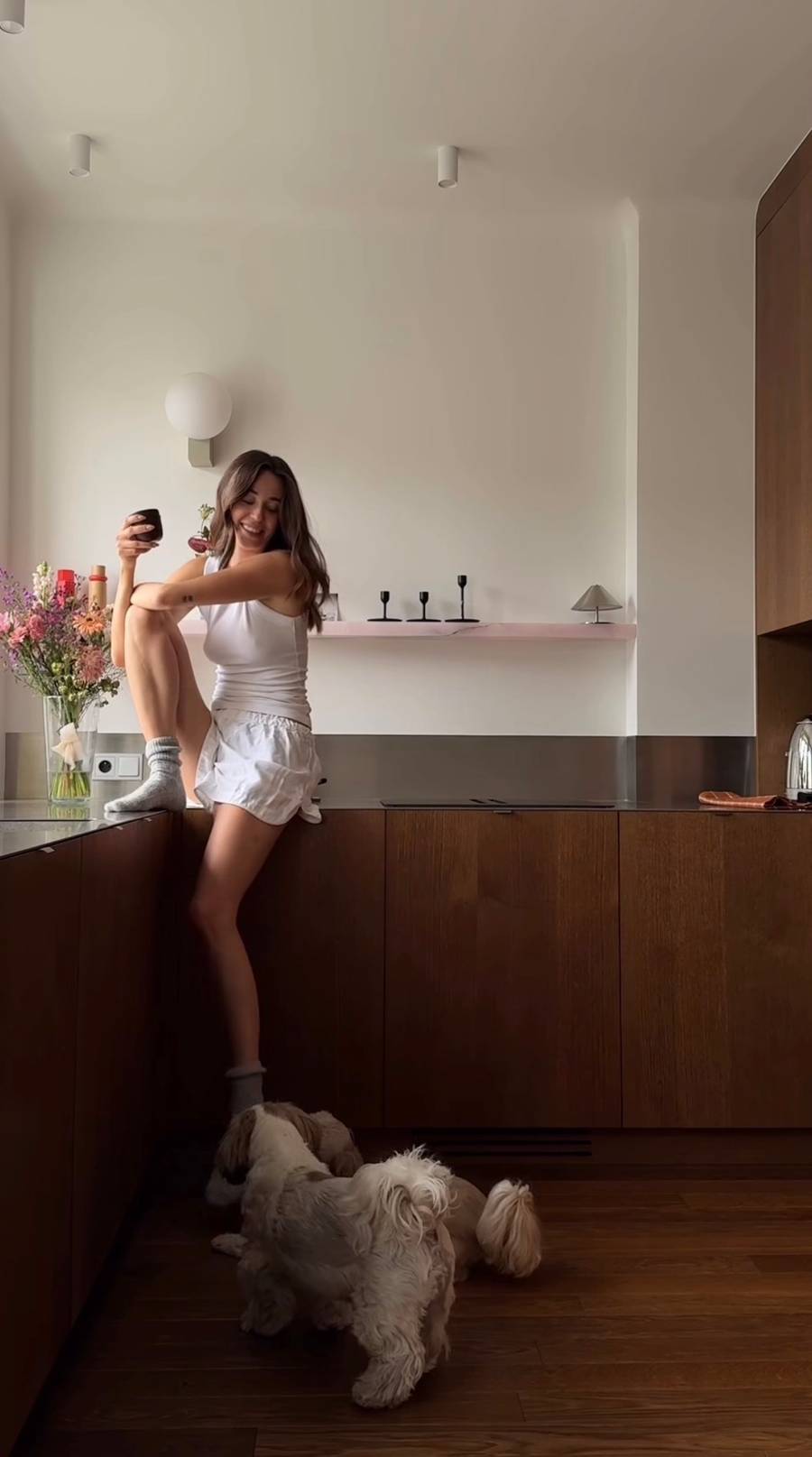 Mieszkanie Izabelli Krzan tonie w luksusach. Drewno i designerskie dodatki