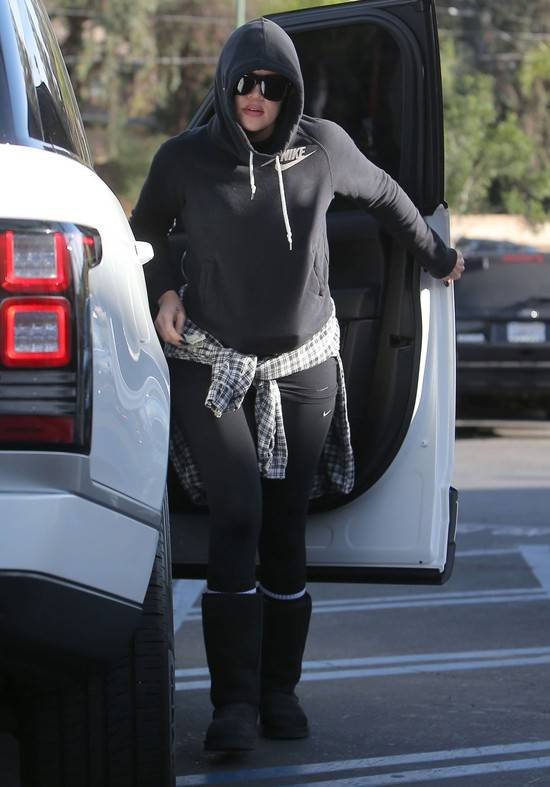 Khloe Kardashian w dresie i pełnym makijażu