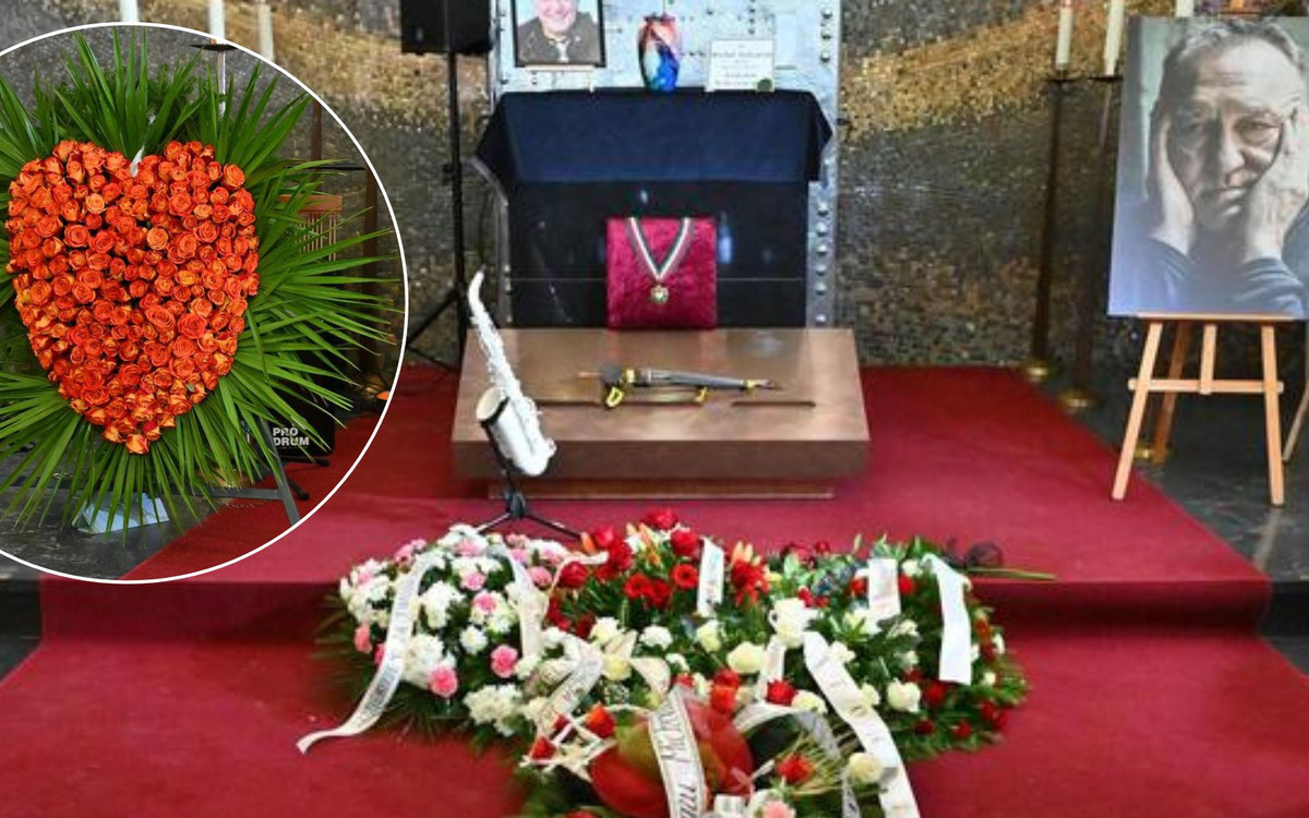 Niezwykłe kwiaty na pogrzebie Michała Urbaniaka. Jeden wieniec był szczególny