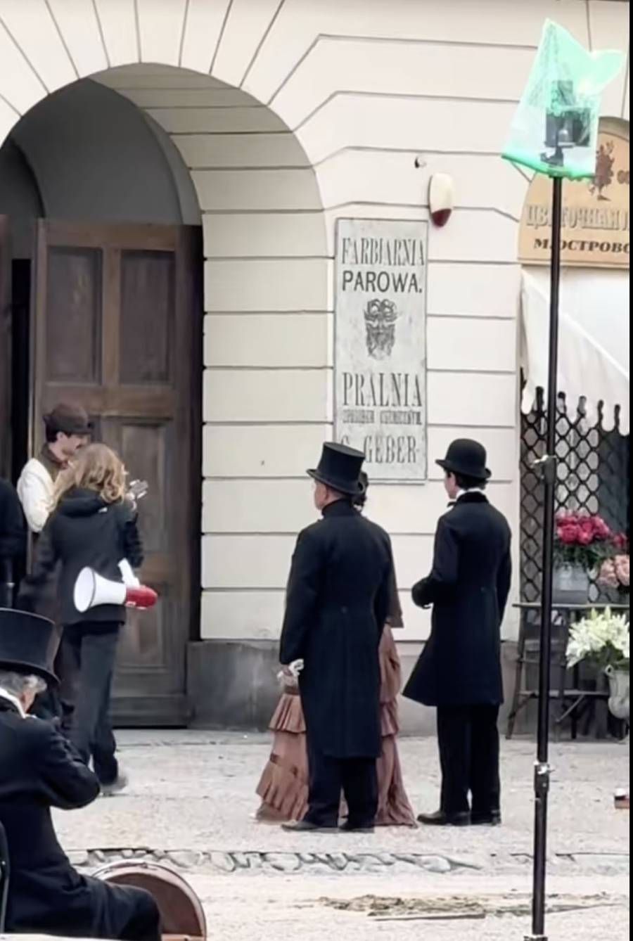 Plan “Lalki” Netflixa pobija serca przechodniów Warszawy! Piękne kostiumy, powozy i odmienione ulice (FOTO)