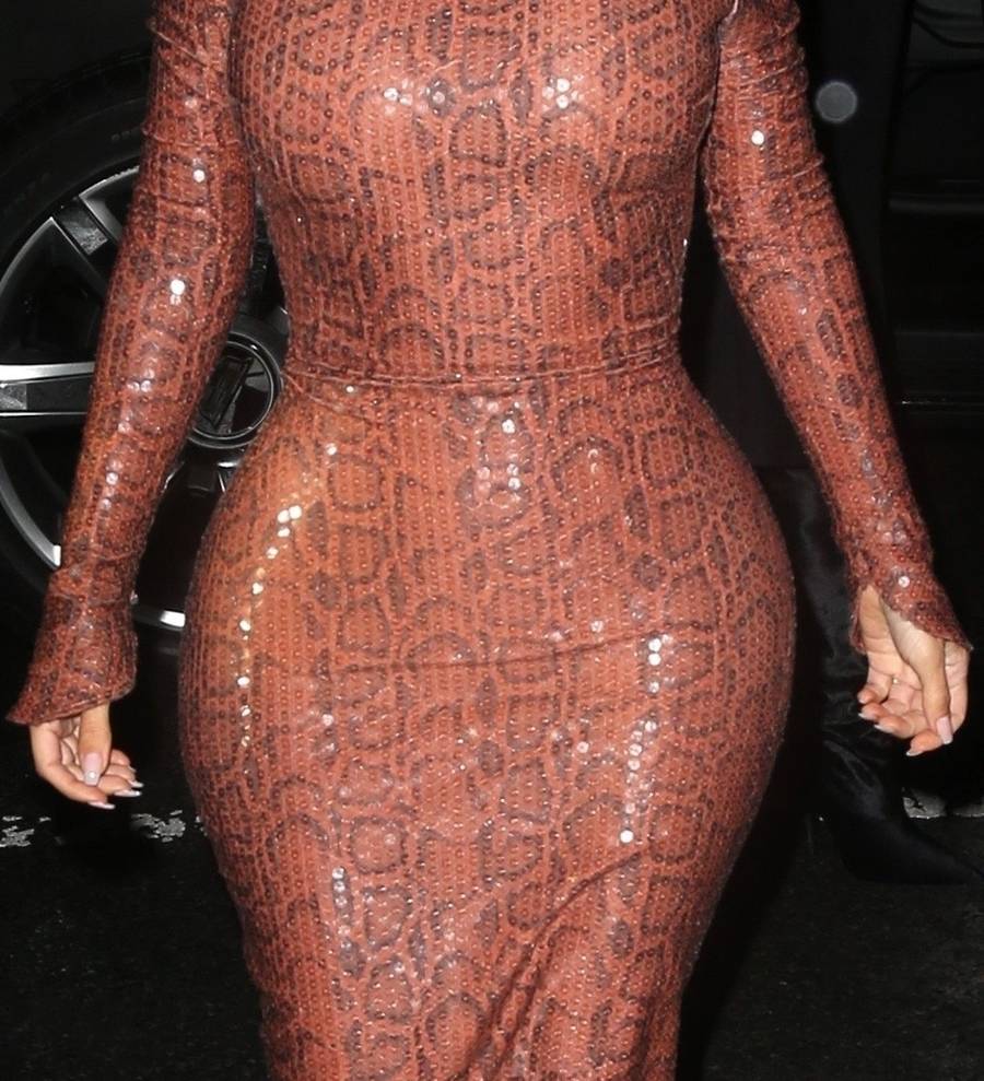 Ta kreacja pokazała PRAWDZIWE wcięcie w talii Kim Kardashian