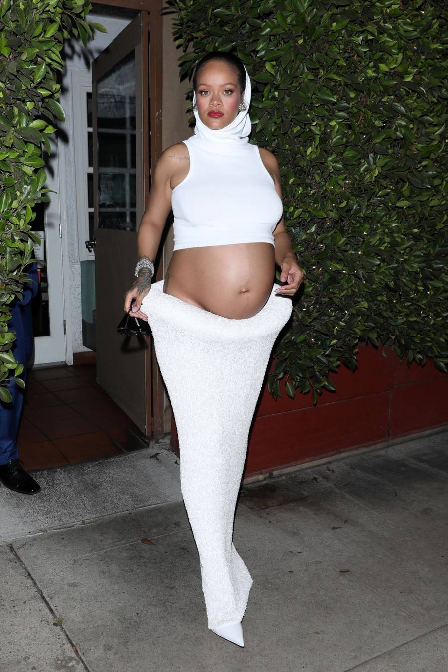 Ciężarna Rihanna paradowała z odsłoniętym brzuszkiem! Poród tuż tuż, a ona wygląda jak z wybiegu (FOTO)