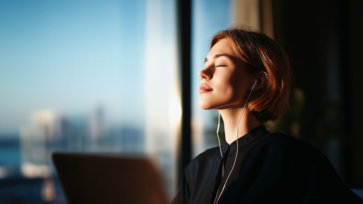 Jak ubrania mogą ułatwić życie w erze pracy hybrydowej?