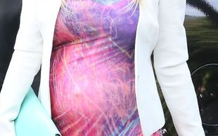 Piosenkarka podkreśliła swe ciążowe kształty (FOTO)