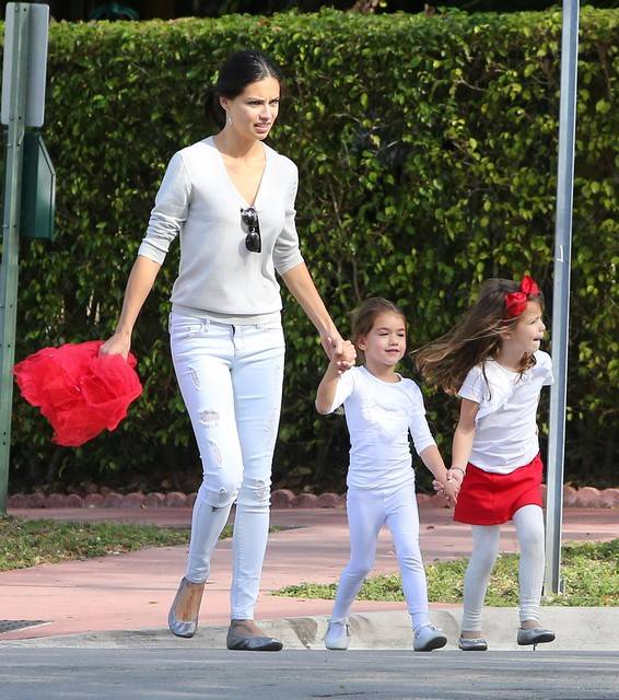 Adriana Lima z córeczkami i mężem