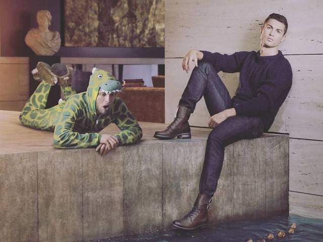 Jak zaprzyjaźnić się z gwiazdami? Wstawić siebie do ich fotek