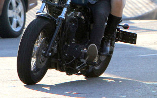 Josh Hutcherson na Harleyu z dziewczyną (FOTO)