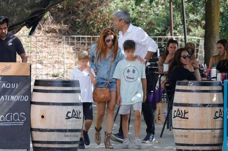 Shakira na spacerze z dziećmi. Smutek widać na twarzy (ZDJĘCIA)