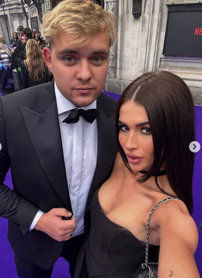 Roxi Węgiel OLŚNIŁA na światowej premierze Wednesday 2. Podkreśliła piersi w tej obcisłej sukience