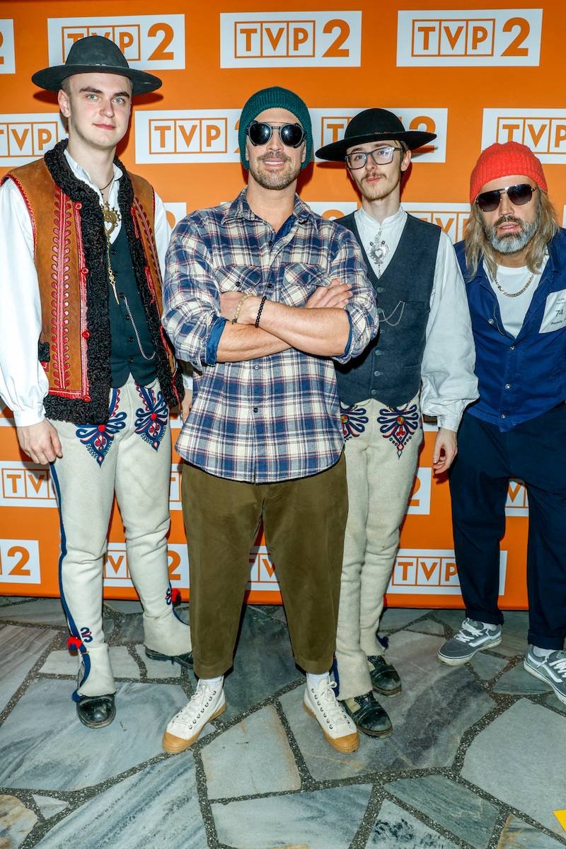 Sylwester z Dwójką. Edyta Górniak jak lalka Barbie, a Magda Narożna jako panna młoda, Roxi Węgiel…