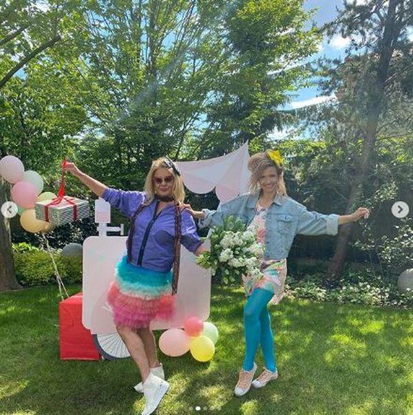 Jubilatka, Joanna Koroniewska, z Majką Jeżowską na urodzinach w stylu lat 80., fot. Instagram Joanny Koroniewskiej