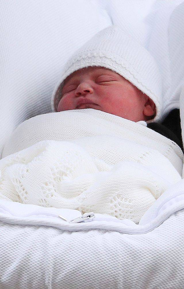 Księżna Kate i książę William przed szpitalem po narodzinach royal baby