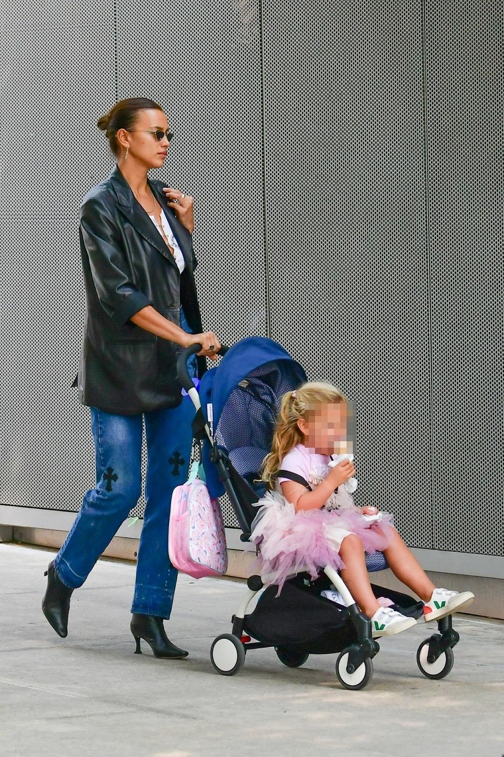 Irina Shayk z córką na spacerze.