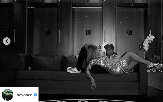 Beyonce leżąca na Jayu Z – dawno nie widzieliśmy takiego zdjęcia!