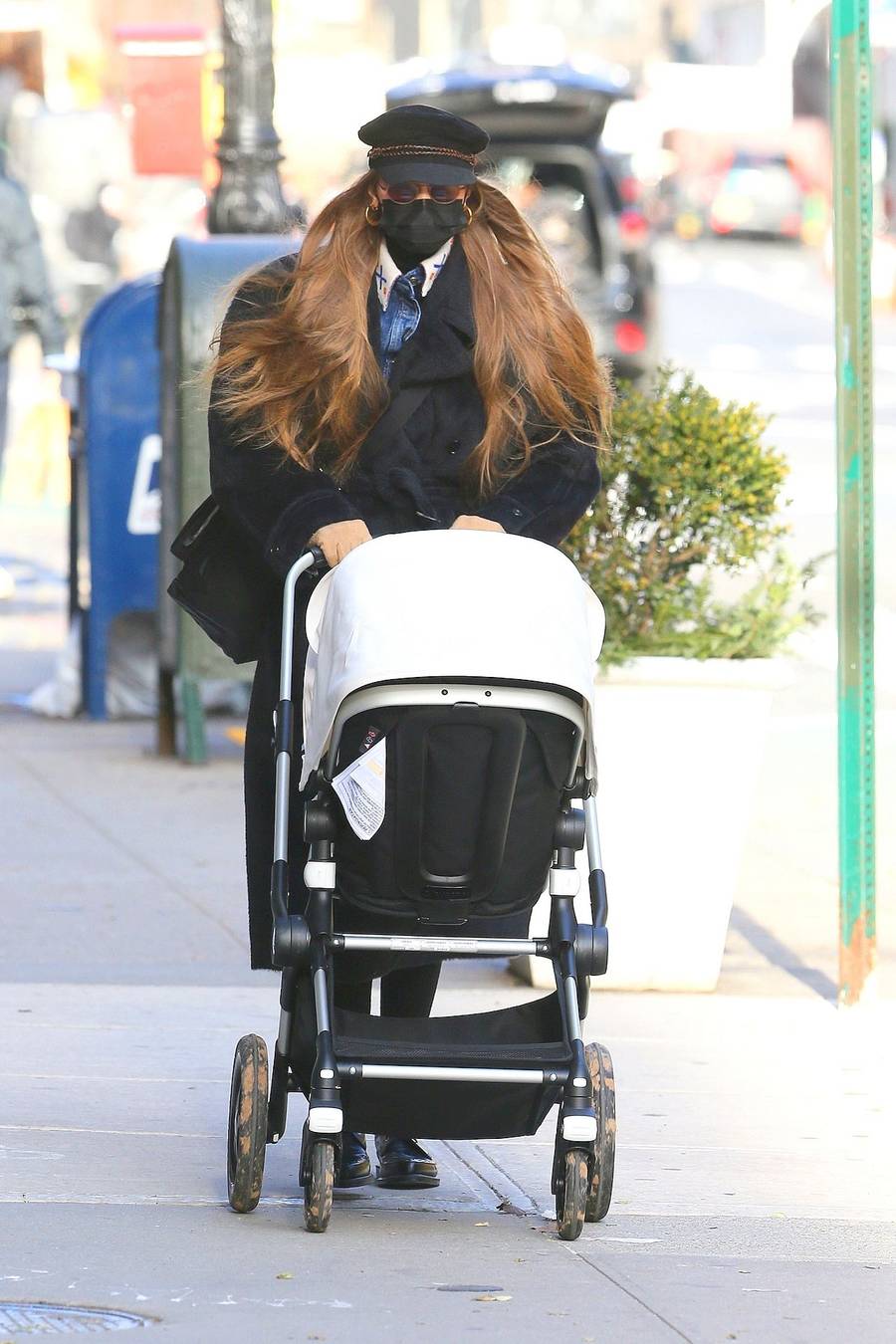 Gigi Hadid na spacerze z córką