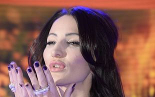 Która diva tak pozuje przed paparazzi? (FOTO)