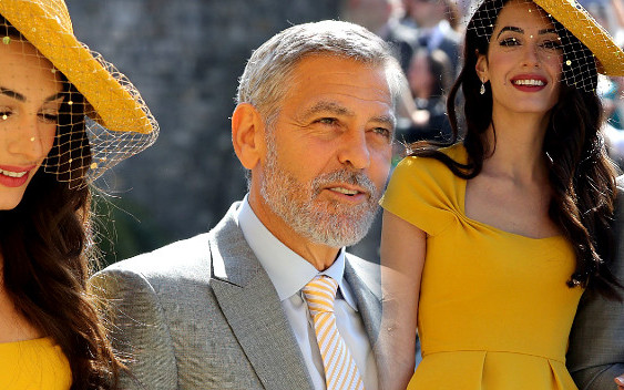 Cała na żółto Amal Clooney na królewskim ślubie (ZDJĘCIA)