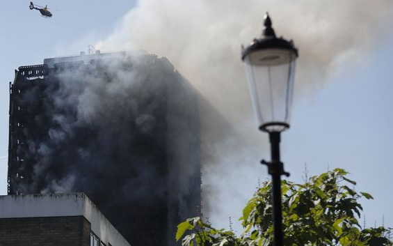 Kobieta WYRZUCIŁA niemowlę przez okno w płonącym wieżowcu w Londynie