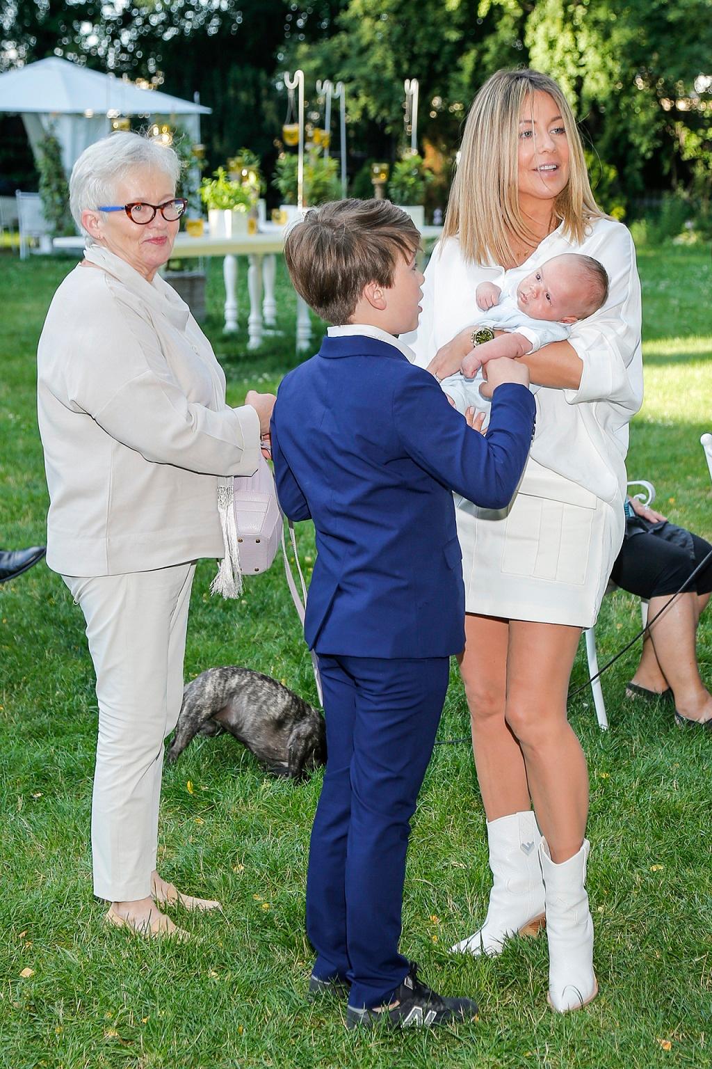 Małgorzata Rozenek z rodziną pierwszy raz zabrała małego Henia na salony. 