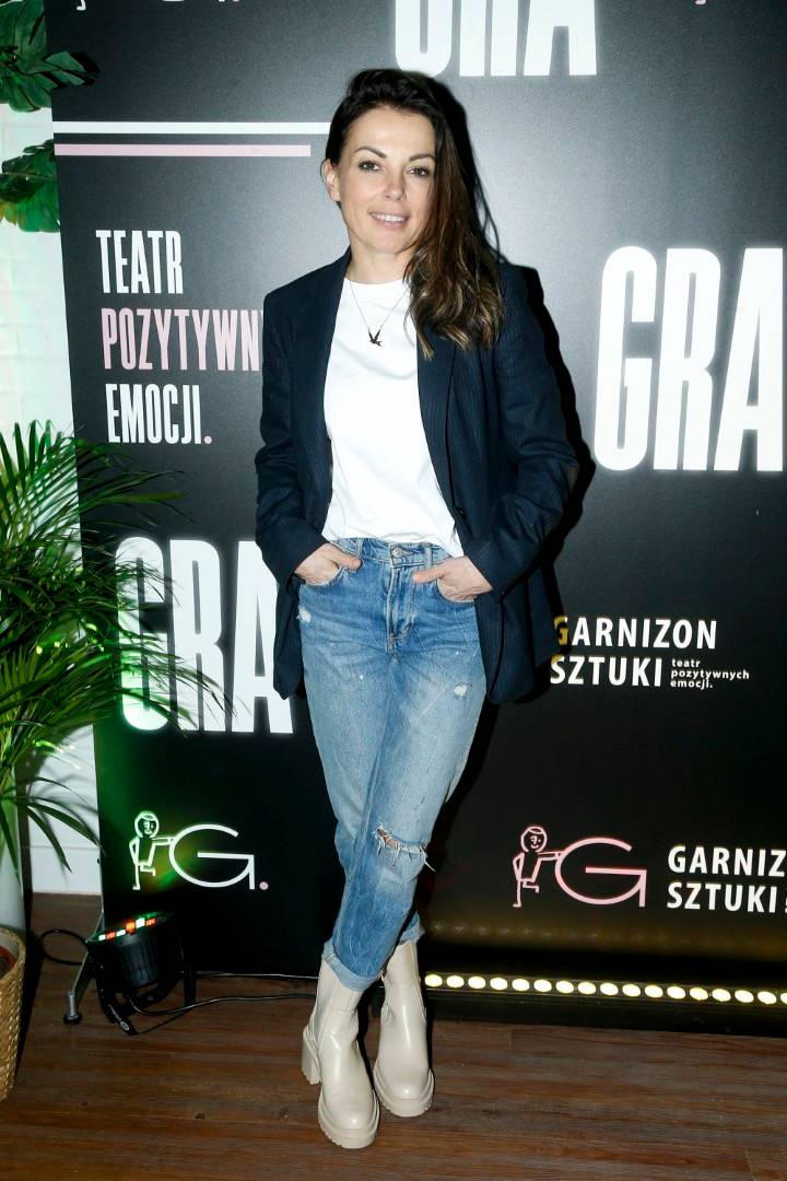 Julia Wieniawa w nietypowych butach na premierze spektaklu “Gra”. Towarzyszyli jej rodzice!