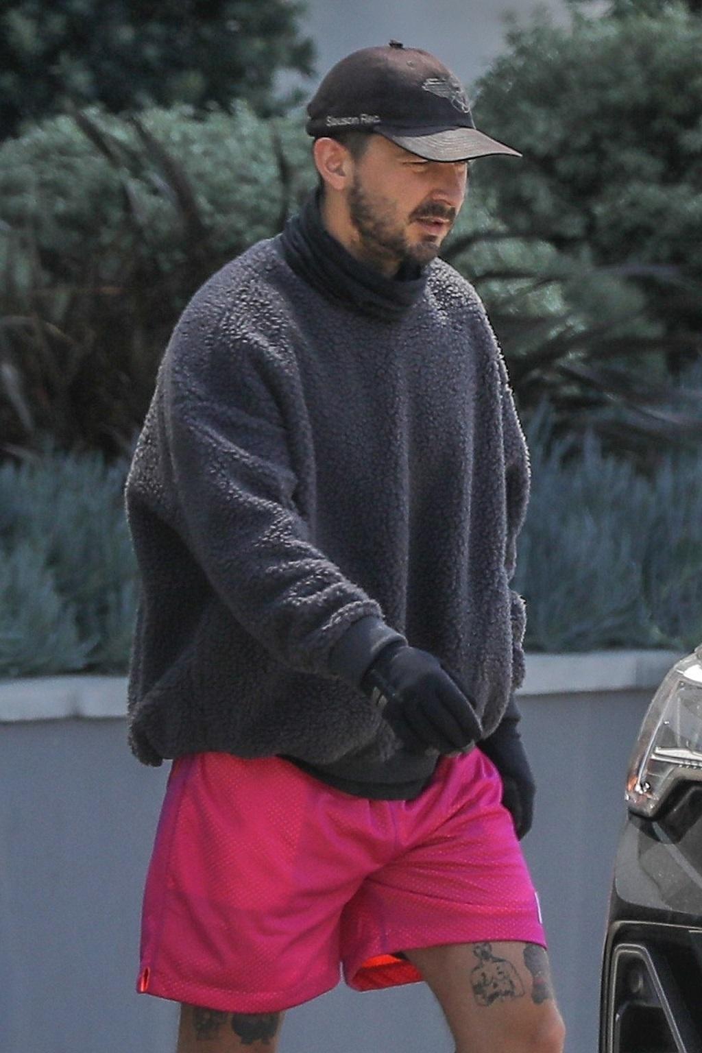 Shia LaBeouf przyłapany przez fotoreporterów. 