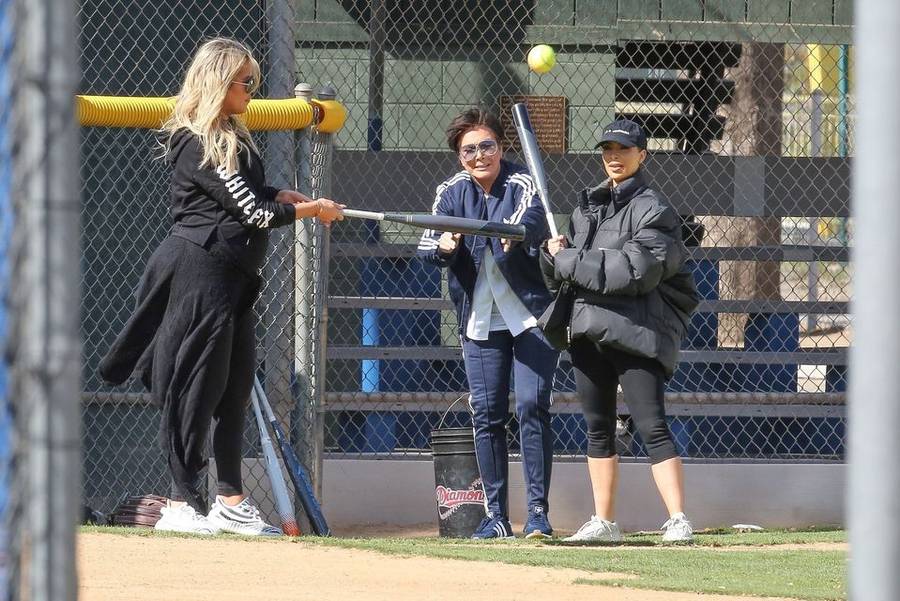 Siostry Kardashian z mamą grają w baseball