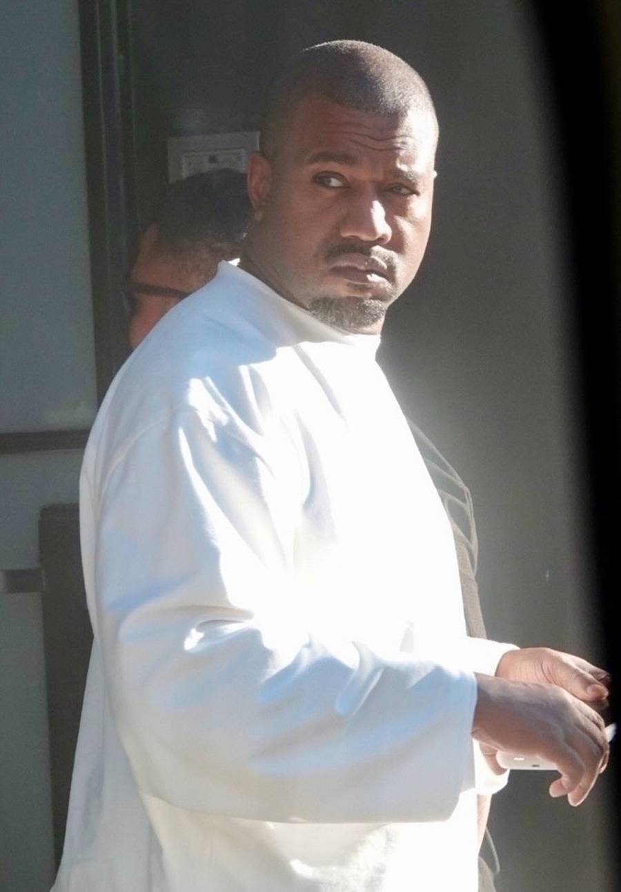 Kanye West przyłapany przez fotoreporterów - nie wyglądał na zachwyconego.